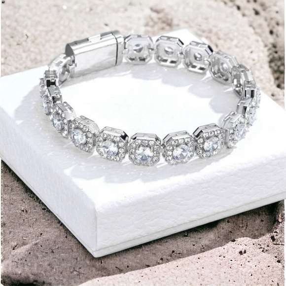 Everything new - Picture 1 of 1